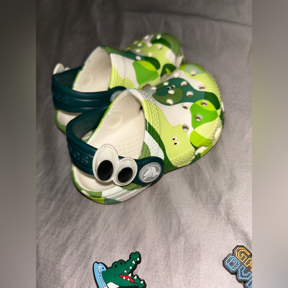 Crocs (Green Dino eye crocs) toddler size 4 comes with jibbets
